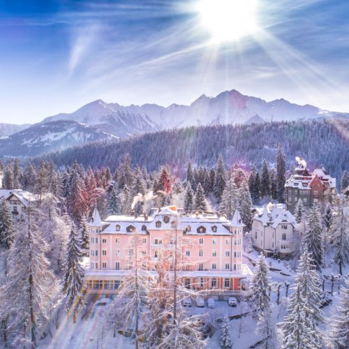 schweizerhof-flims-waldhaus-hotel-winteransicht-verschneit-sonne-2018-basichomeproductions.com_.jpg