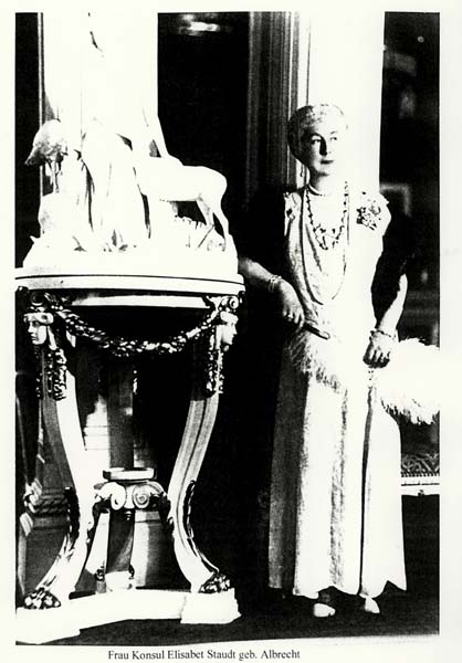 frau-staudt-in-ihrem-salon-1910