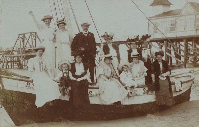 bl_familie-in-boot_ahlb