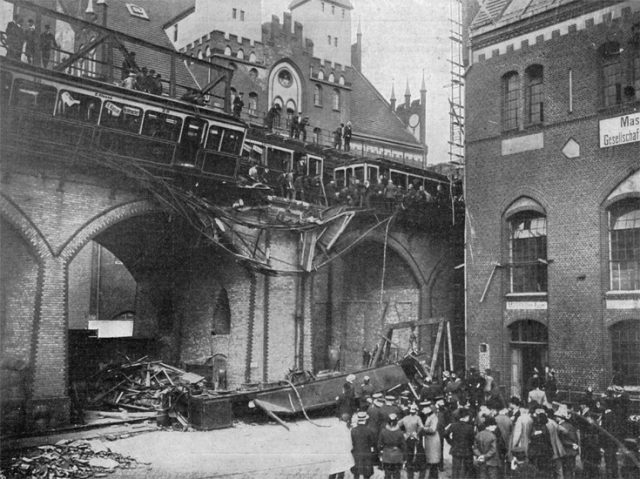 daheim_0809_h02_s001_hochbahnungluck_735px daheim_0809_h02_s001_hochbahnungluck_735px