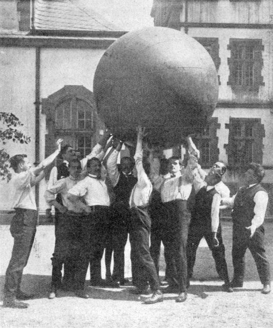 daheim_0809_h52_s004_riesenball_735px daheim_0809_h52_s004_riesenball_735px