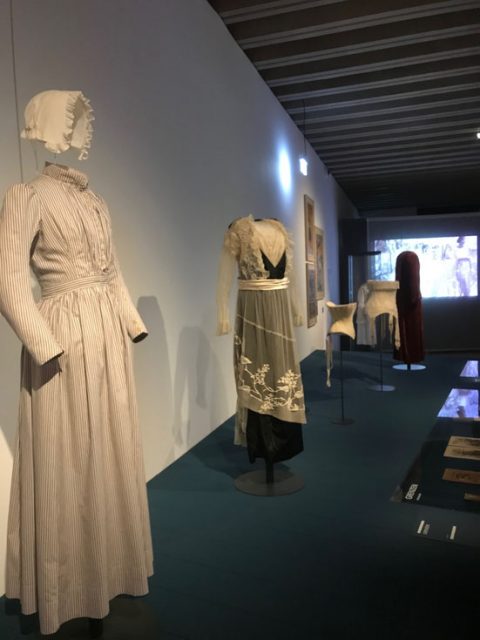 bl_ausstellung_kleider1 bl_ausstellung_kleider1