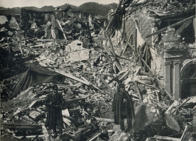 Zerstörte Strasse nach dem Beben Zerstörte Strasse nach dem Beben