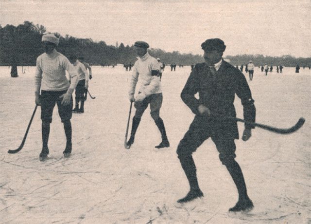 daheim-09_h23s03_kronprinz-beim-eishockey_150dpi daheim-09_h23s03_kronprinz-beim-eishockey_150dpi