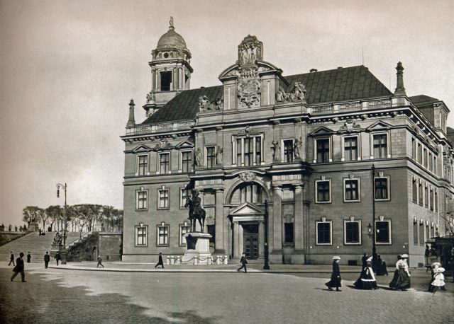dresden_standehaus-mit-konig-albert-denkmal dresden_standehaus-mit-konig-albert-denkmal