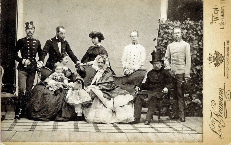 Das einzige Familienbild: Sisi sitzend links mit ihren Kindern Rudolf und Gisela, über ihr Schwager Maximilian, links davon Franz Joseph, rechts neben ihr die ungeliebte Schwiegermutter Erzherzogin Sophie / The only family picture: Sisi sits to the left with her children Rudolf and Gisela, above her brother-in-law Maximilian, to his left Franz Joseph, to her right her despised mother-in-law archduchess Sophie