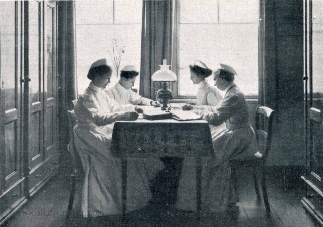 schulerinnen-bei-der-arbeit-s.127 schulerinnen-bei-der-arbeit-s.127