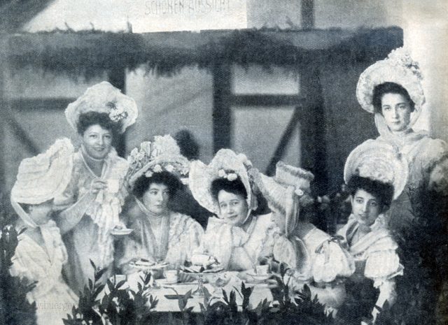 das-kranzchen-19.-folge-s.368_frauen-beim-weihnachtsbasar-des-evangelischen-hilfvereins-in-moskau-sitzen-am-tisch das-kranzchen-19.-folge-s.368_frauen-beim-weihnachtsbasar-des-evangelischen-hilfvereins-in-moskau-sitzen-am-tisch