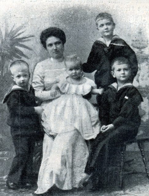 sz02_03-s.296-kronprinzessin-v.-sachsen-mit-kindern