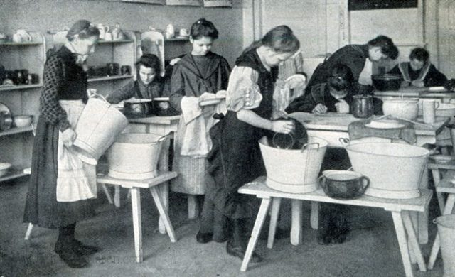 das-kranzchen-19.-folge-s.783_frau-und-madchen-waschen-geschirr-und-tragen-rezepte-ein-kopie das-kranzchen-19.-folge-s.783_frau-und-madchen-waschen-geschirr-und-tragen-rezepte-ein-kopie