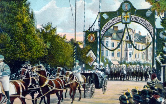 pk-die-auffahrt-des-konigl.-hofes-durch-die-triumpf-pforte-beim-oktoberfest pk-die-auffahrt-des-konigl.-hofes-durch-die-triumpf-pforte-beim-oktoberfest