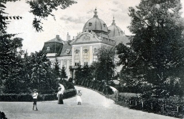 pk-godollo-park-mit-schloss-im-hintergrund pk-godollo-park-mit-schloss-im-hintergrund