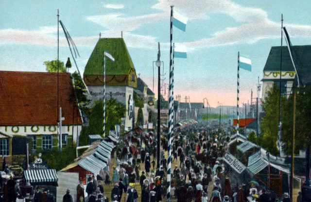 pk-oktoberfest-in-der-strasse-mit-standen pk-oktoberfest-in-der-strasse-mit-standen