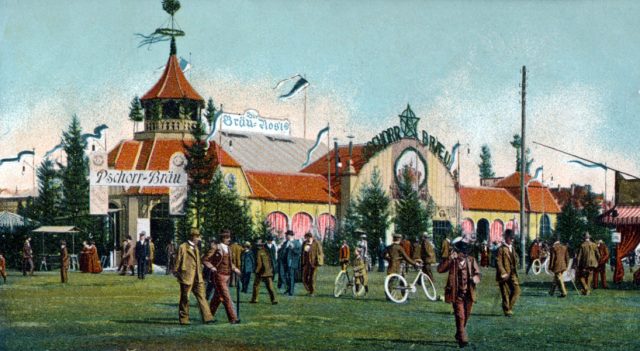 pk-oktoberfest-manner-auf-wiese-bei-brau-hausern pk-oktoberfest-manner-auf-wiese-bei-brau-hausern