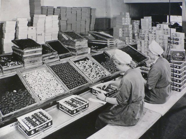 04_damen-packen-pralinen_2