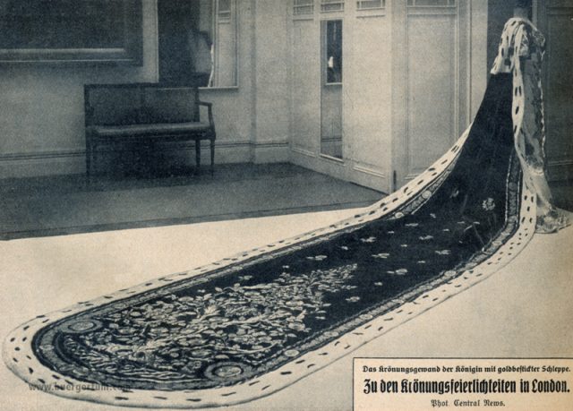 Krönungsgewand der Königin mit goldbestickter Schleppe von 1911 Krönungsgewand der Königin mit goldbestickter Schleppe von 1911