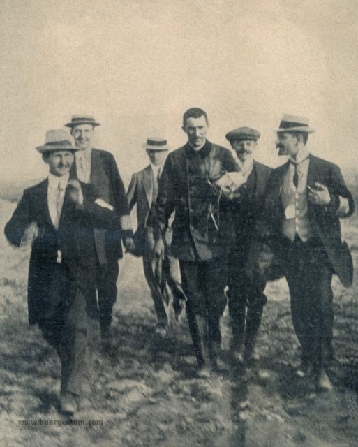 die-woche-11-band-1-s.991_georg-schendel-und-andere-manner-auf-dem-johannisthal-flugplatz-nach-hohenrekord-von-2010m-kopie die-woche-11-band-1-s.991_georg-schendel-und-andere-manner-auf-dem-johannisthal-flugplatz-nach-hohenrekord-von-2010m-kopie