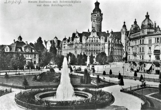 neues-rathaus-und-anlagen-am-beginn-des-musikviertels