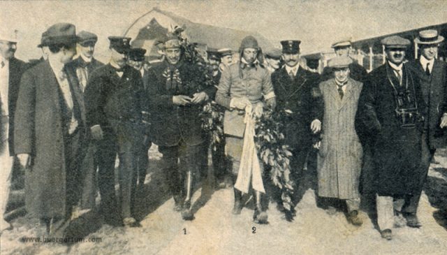 sz-10-11-s.1067_manner-beim-schlusstag-des-deutschen-rundfluges sz-10-11-s.1067_manner-beim-schlusstag-des-deutschen-rundfluges