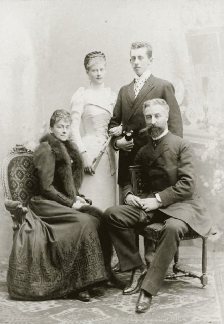 bild7_familienportrait-sophie-charlotte-mit-ihrem-ehemann-und-ihren-kindern