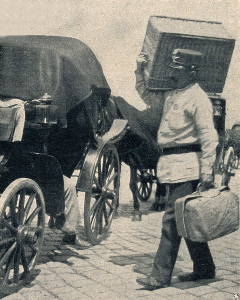 woche-04-s.1345-trager-am-bahnhof