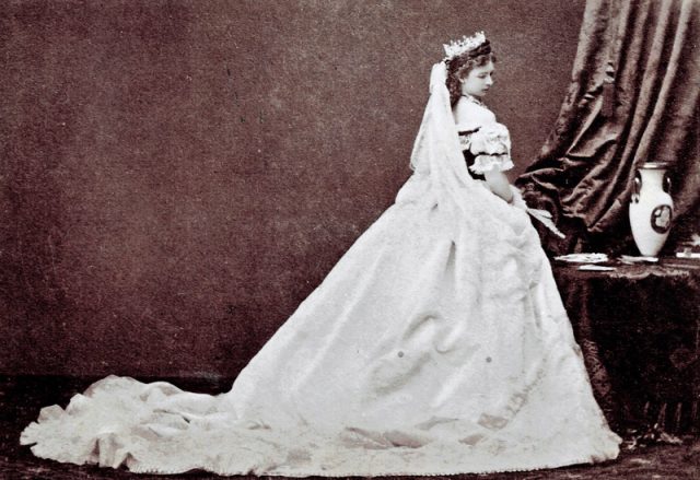 sisi-ungarisches-kronungsgewand sisi-ungarisches-kronungsgewand