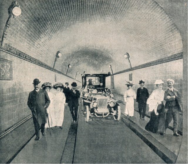 kr-nr.23-1910-11-s.368_menschen-laufen-im-neuen-elbtunnel kr-nr.23-1910-11-s.368_menschen-laufen-im-neuen-elbtunnel