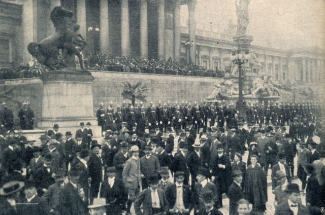 woche-11-2.-s.1594-volksmenge-vor-parlament woche-11-2.-s.1594-volksmenge-vor-parlament