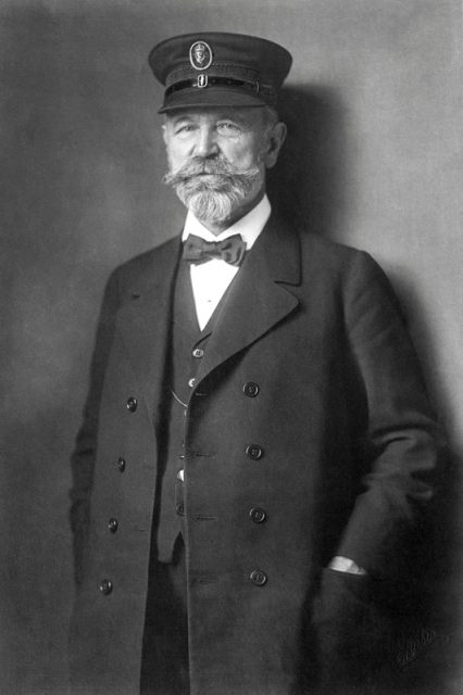 heinrich-buessing-stehend_opt_300dpi_cmyk_kleiner