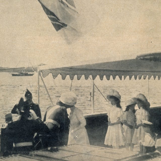 woche-09-nr.27-s.1135-kaiser-begrusst-zarin-auf-der-standart-rechts-die-zarenkinder_sm woche-09-nr.27-s.1135-kaiser-begrusst-zarin-auf-der-standart-rechts-die-zarenkinder_sm