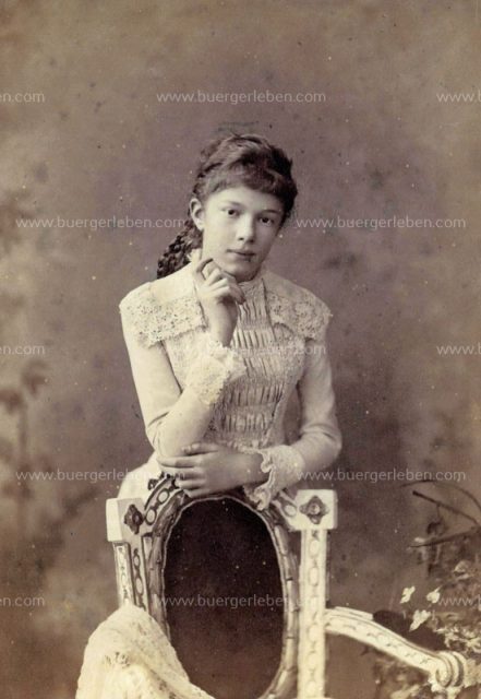 0003.1_marie_valerie_maedchen_stuhl