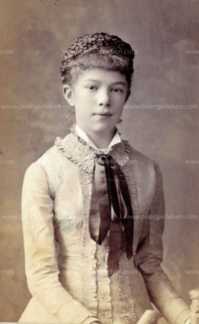 img-1.1_portrait2_marie_valerie_maedchen_kranz