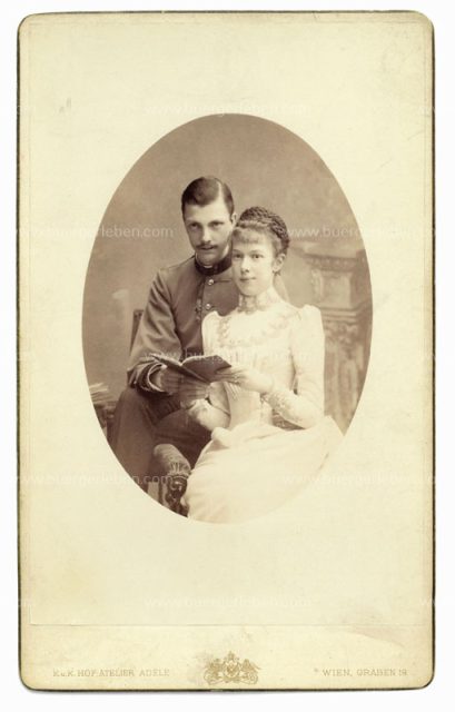 img-2.1_marie_valerie_mit_ehemann_mit_buch