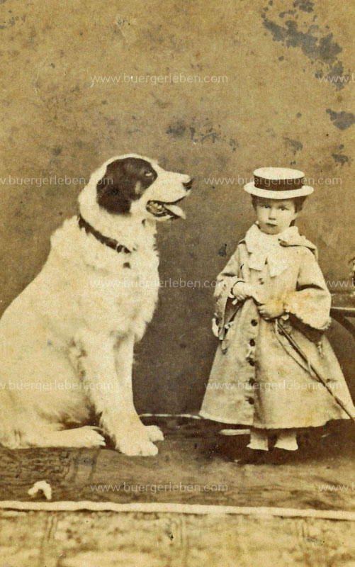 img-3.1_marie_valerie_kleinkind_hund