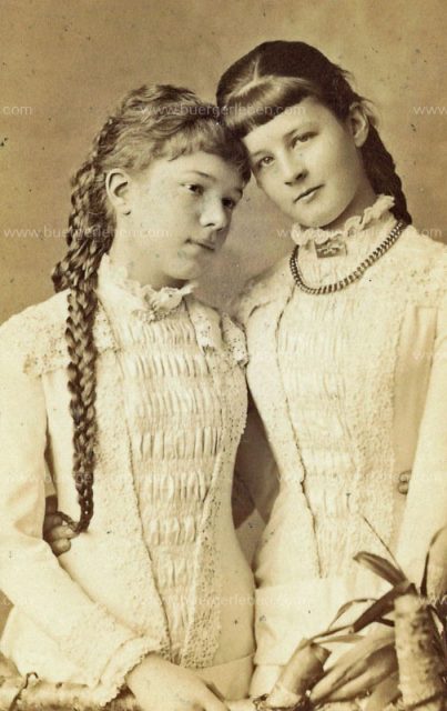 img-4.1_marie_valerie_mit_freundin2