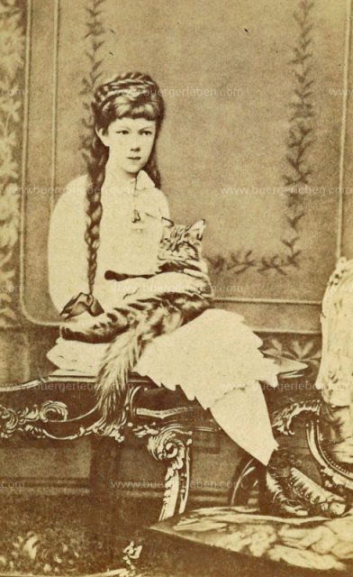 img-5.1_marie_valerie_maedchen_mit_katze