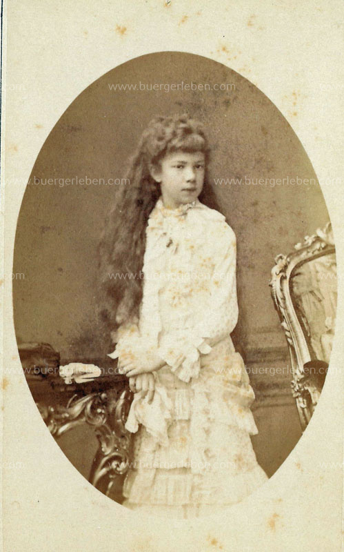 img-6.1-portrait_marie_valerie_offenes_haar