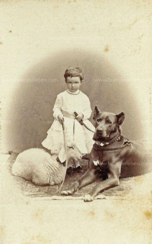 img-7.1_marie_valerie_kleinkind_hund_schaf