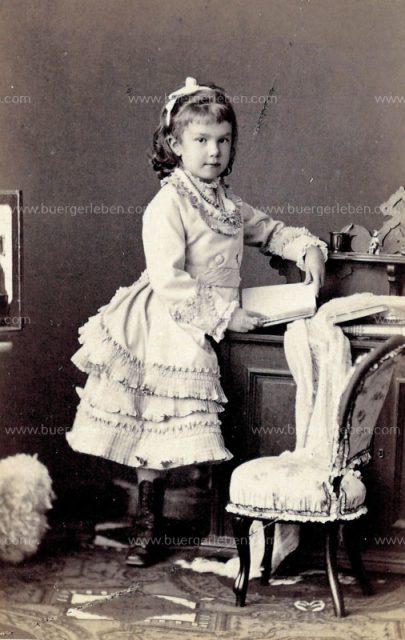 img-8.1_marie_valerie_mit_buch