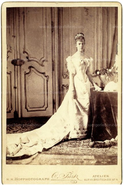 m_v_06-0001_marie_valerie_hochzeitskleid