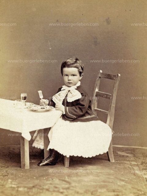 marie_valerie_bl_kleinkind_tisch