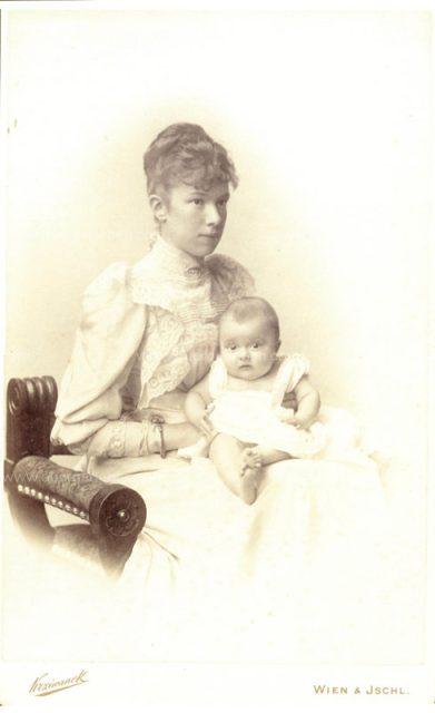 mv1_img-1_marie_valerie_frau_kind