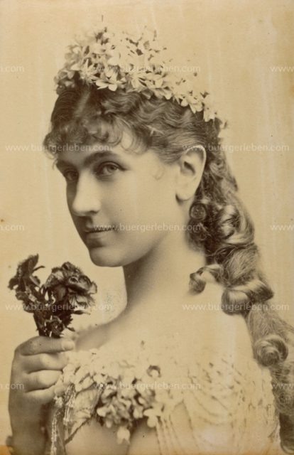 katharina-schratt-mitblumenundblumenkranz katharina-schratt-mitblumenundblumenkranz