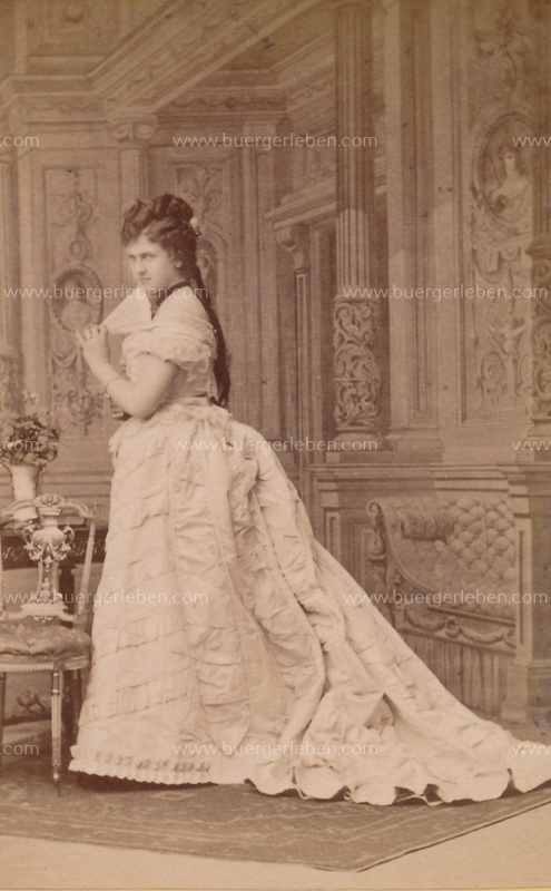 katharina-schratt-mitweissemkleidlang katharina-schratt-mitweissemkleidlang