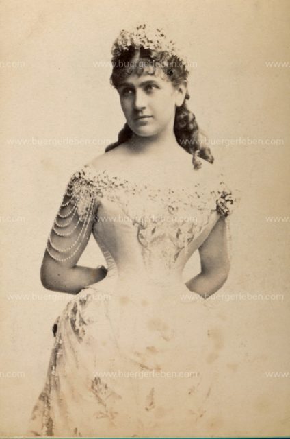 katharina-schratt-mitweissemkleidlang2 katharina-schratt-mitweissemkleidlang2