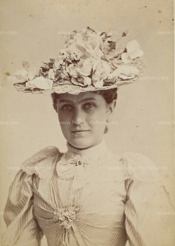 katharina-schratt-mitweissemkleidlang4 katharina-schratt-mitweissemkleidlang4