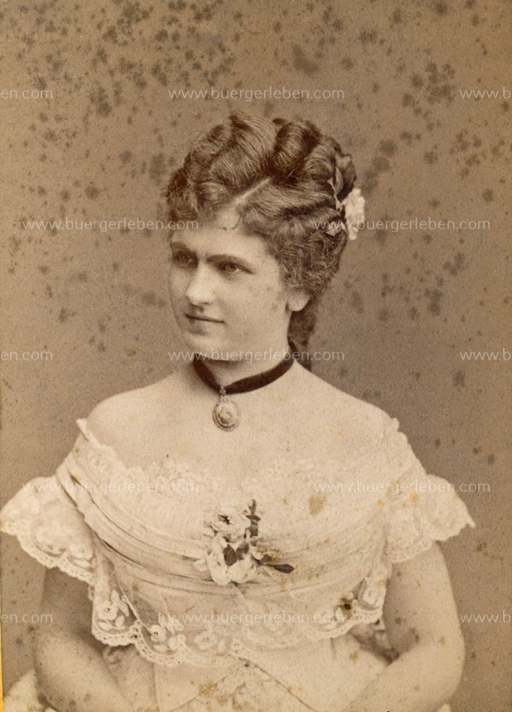 katharina-schratt-mitweissemkleidlang5 katharina-schratt-mitweissemkleidlang5