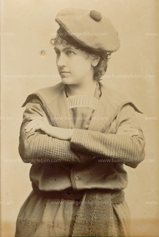 katharina-schratt-verschraenktearme katharina-schratt-verschraenktearme