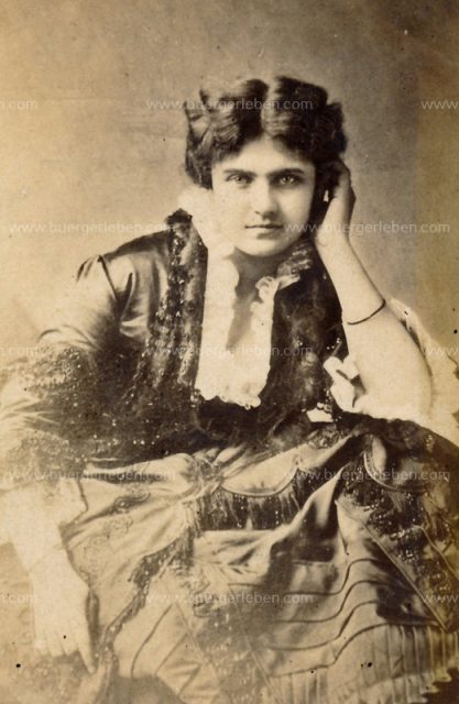 katharina-schratt-portraet-starrerblick katharina-schratt-portraet-starrerblick