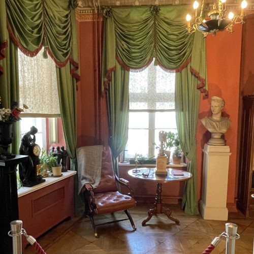 knoblauchhaus-fenster-pflanzen-insta